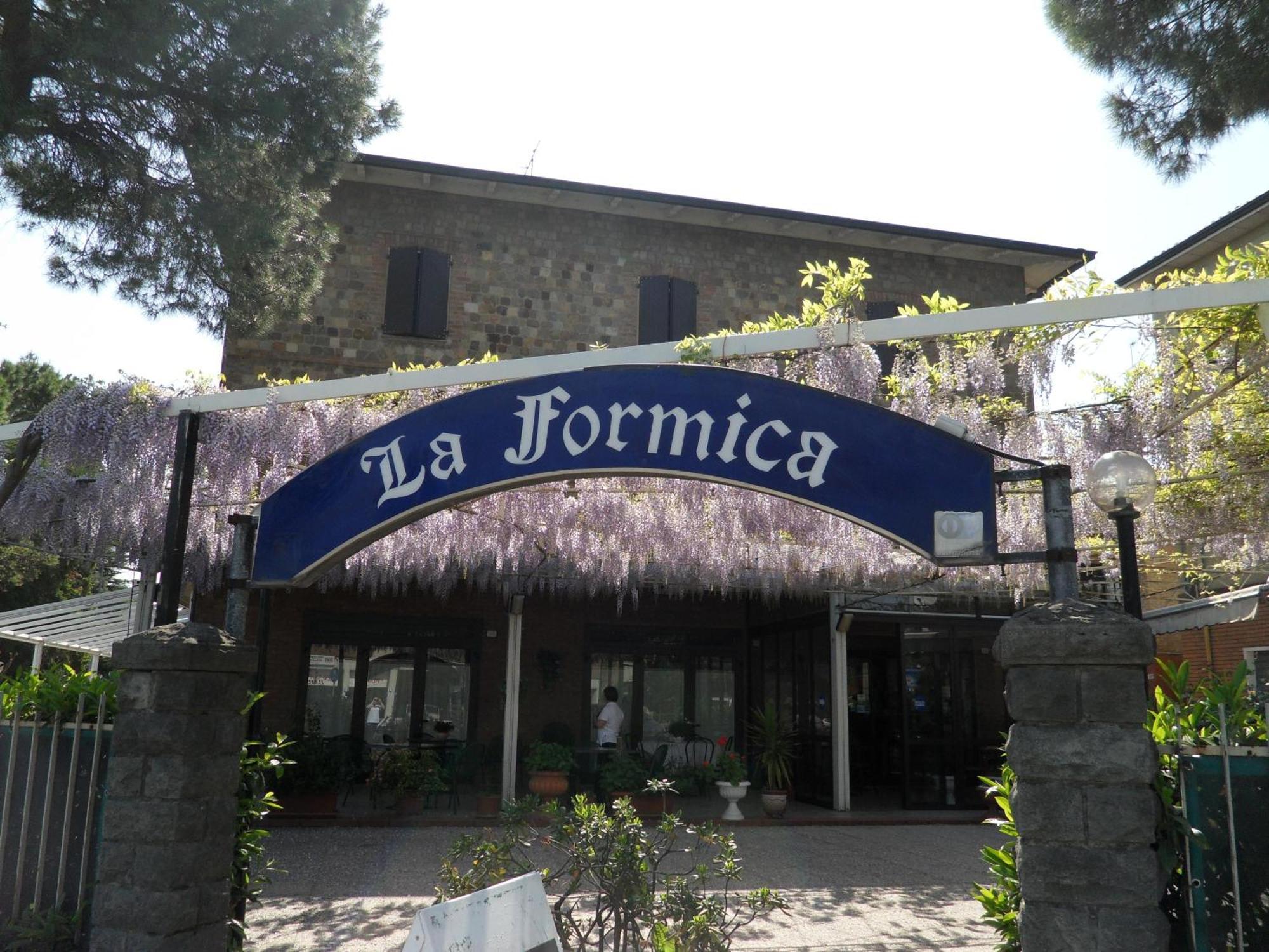 Formica Hotel 3*